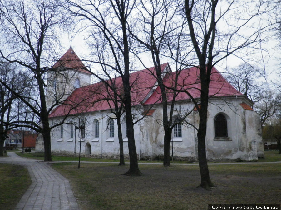 Лютеранская церковь Святого Духа. Построена в 1591-1594 году, башня возведена в 1614 году Бауска, Латвия