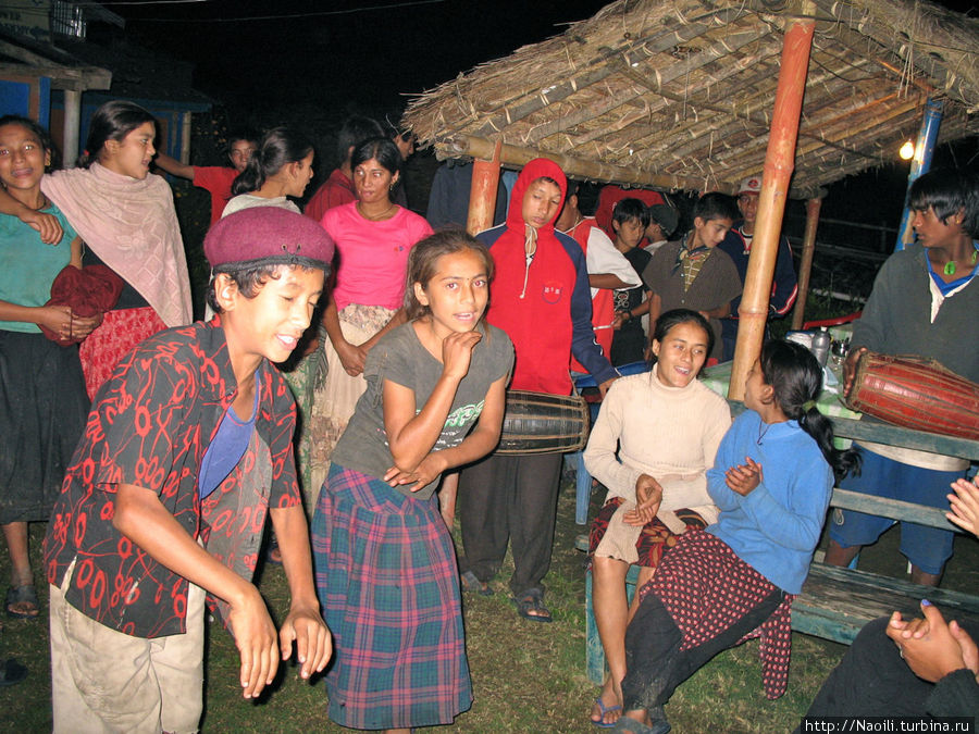 Вечером к нам пришли дети из села Нгади, они пели и танцевали, я вначале подумала, что у них какой-то праздник, а потом поняла, что они ищут дома где остановились туристы и таким образом зарабатывают деньги, для них совсем не маленькие. Бесисахар, Непал