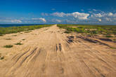 Начинается убитая песчаная дорога с поперечными гребнями — так называемая «стиральная доска» или «гребенка».
