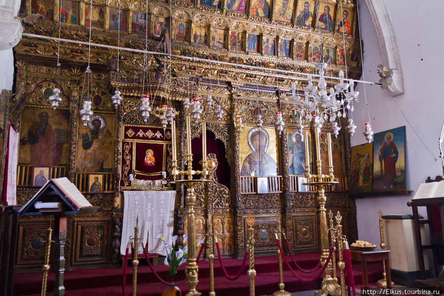 Обнаруженная Игнатиосом икона, которая, как считается, написана апостолом Лукой, помещена в серебряный оклад и хранится в монастыре. Собственно в центре она, закрытая покровом Район Пафос, Кипр