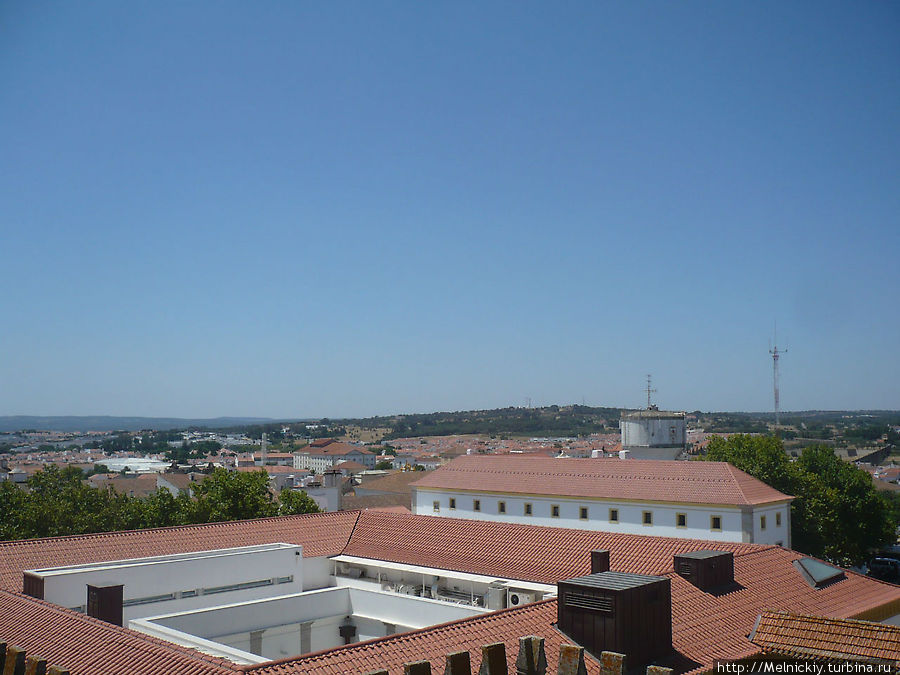 Взгляд на город с крыши Собора Се (Эворского собора) Эвора, Португалия
