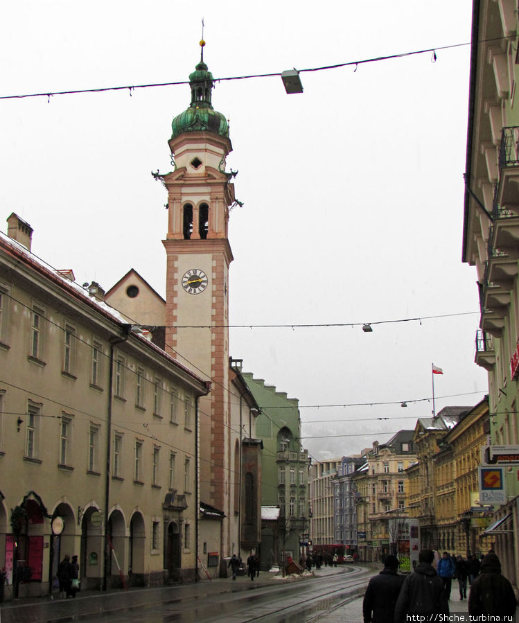 Впереди возвышался шпиль церкви св. Йосефа 
Servitenkirche (Sankt Josef) Инсбрук, Австрия