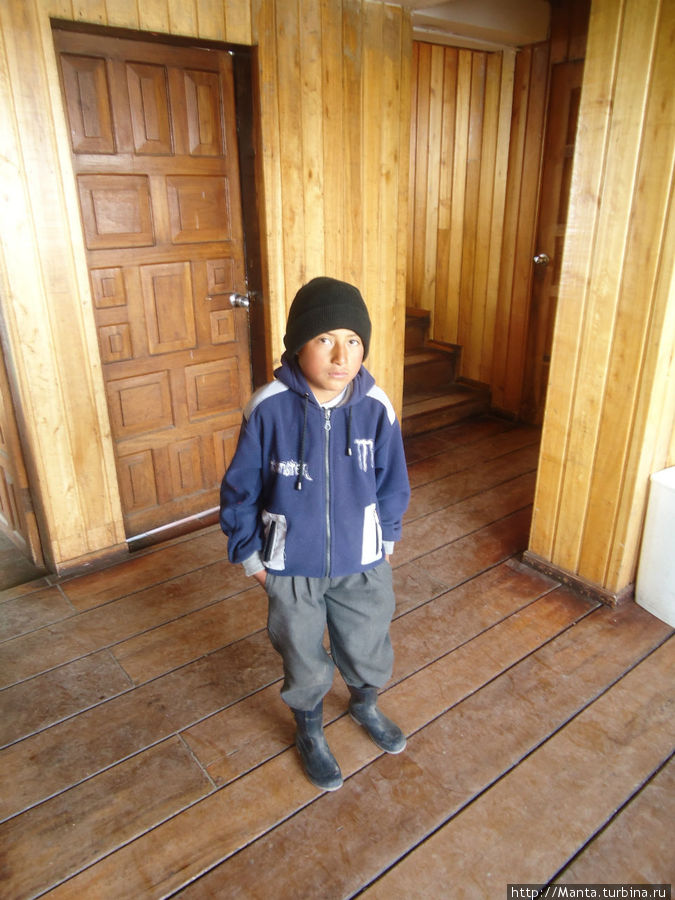 Хозяин геста, пацан лет 10. Родители уехали по делам, оставив его за старшего, и он носился по гесту и у всех выспрашивал, где будут спать, что будут есть. Клевый пацан. Каямбе, Эквадор