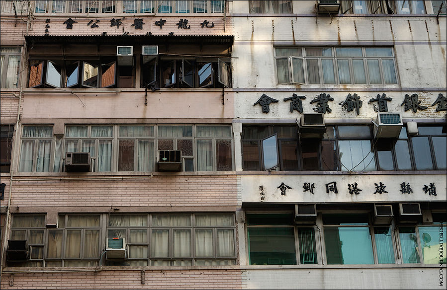 Коулун весь застроен высотками панельно-кирпичного типа, да причем так плотно, что, как правило, из окна 90% видов — на стену или окно соседнего дома Коулун, Гонконг