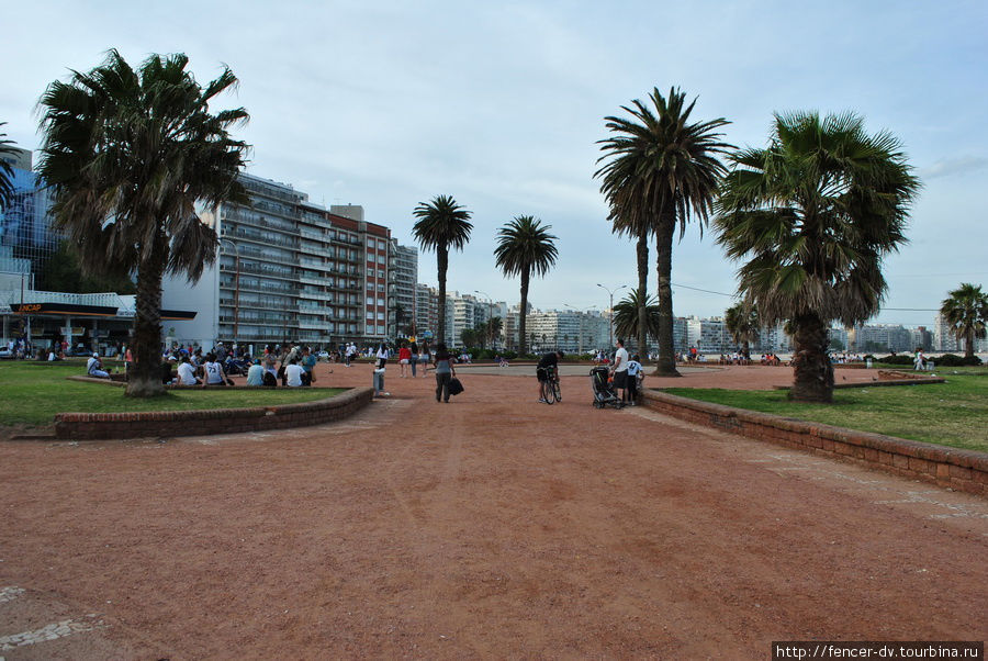 Рамбла Перу заканчивается небольшим парком Монтевидео, Уругвай