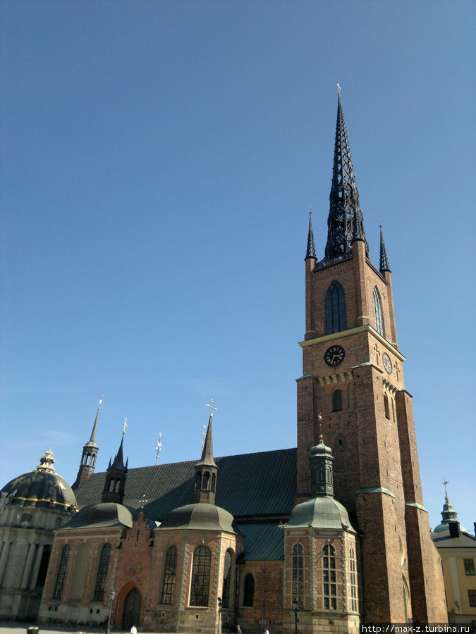 Riddarholmen (в переводе со шведского «Рыцарский остров») — это небольшая часть суши, примыкающая к Gamla Stan с западной части. На острове с семисотлетней историей расположена церковь Riddarholmskyrkan (Риддархольмсчюркан), которая считается одним из старейших памятников города, а центральная площадь носит имя Биргера Ярла, основателя Стокгольма. Стокгольм, Швеция