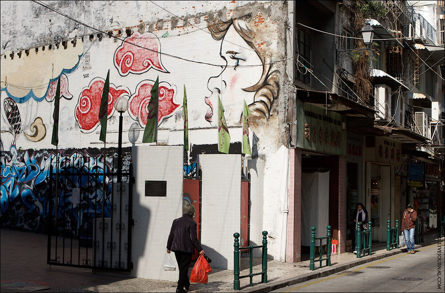Потихоньку, выписывая круги по улицам, я двигался в сторону форта. Потихоньку, выписывая круги по улицам, я двигался в сторону форта.