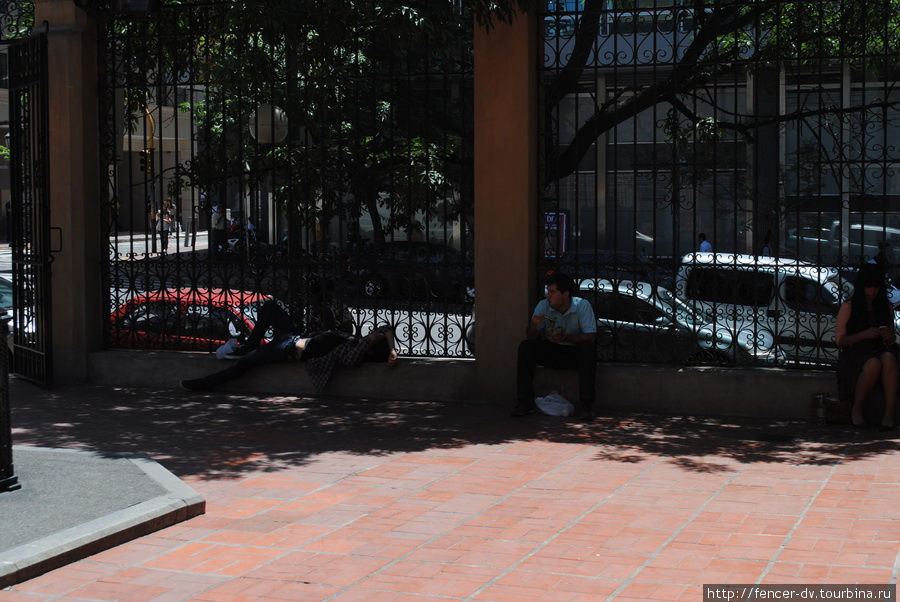 Рядом с могилой Бельграно аргентинцы с удовольствием обедают и прячутся от полуденного солнца Буэнос-Айрес, Аргентина