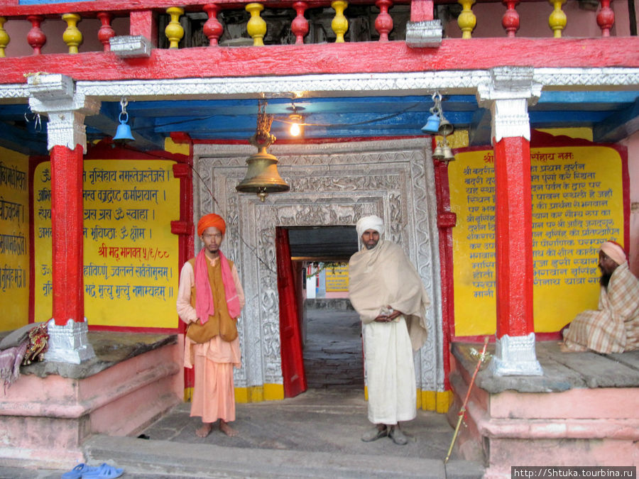 Утро, монахи храма в Джошиматхе. Индия