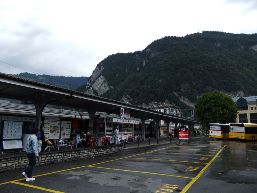 парковка перед вокзалом Interlaken West Интерлакен, Швейцария