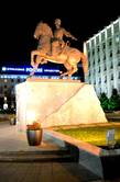 Памятник казаку, на фоне здания администрации.