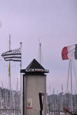 Флаги в Бретани повсюду только парой: бело-черный — бретонский и красно-бело-синий — национальный французский.
