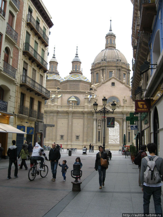 Сарагоса. Базилика. Вид с улицы Альфонсо 1. Сарагоса, Испания