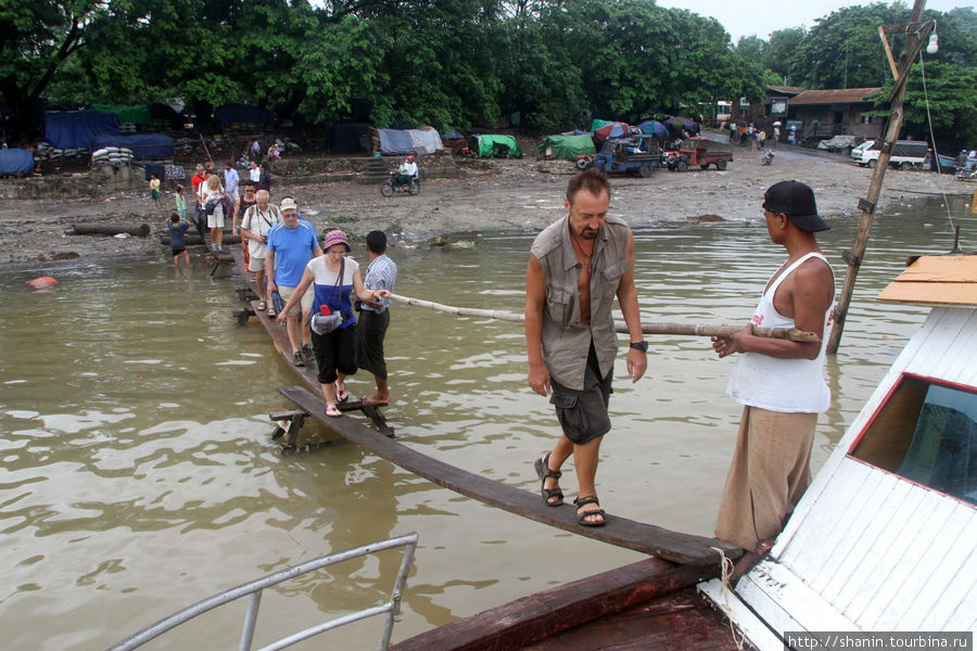 Идет посадка туристов на судно Мингун, Мьянма