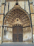 На фасаде монастыря большое количество святых.
