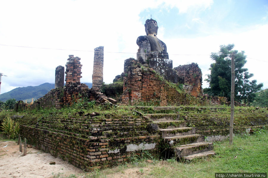 Будда и руины храма Провинция Сиенгкхуанг, Лаос
