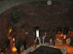 При подъеме на смотровую площадку Святого Эрика видно со всех ракурсов. В полумраке выглядит немного жутковато.