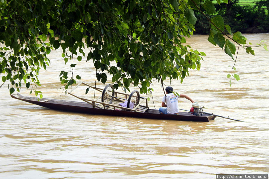 Переправа на реке Нам Сонг Ванвьенг, Лаос
