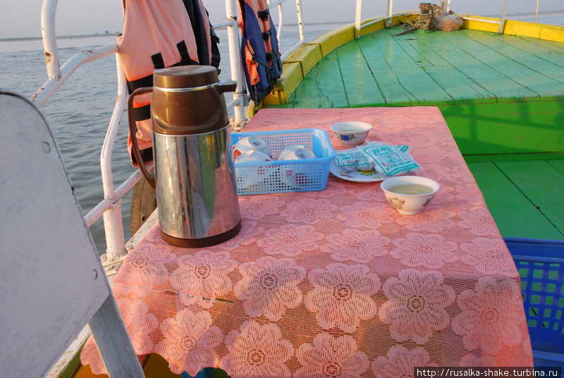 Бонус на катере — чай с конфетами Мьянма