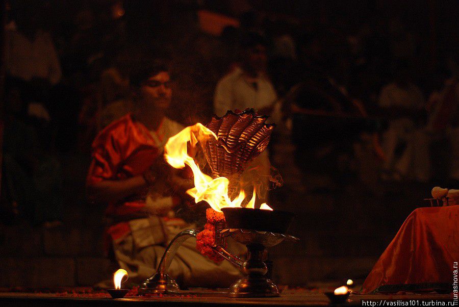 Огненная пуджа в Варанаси Варанаси, Индия