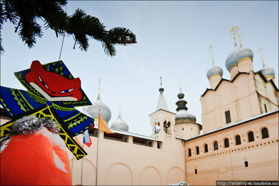 Еще одна игрушка на елке также участвует в создании праздничного настроения Ростов, Россия