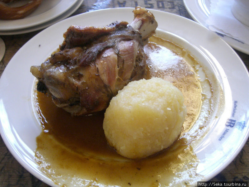 Knusprig gebratene Schweinshaxn in Natursoße mit Reiberknödel (свиная ножка с картофельным кнедлем)