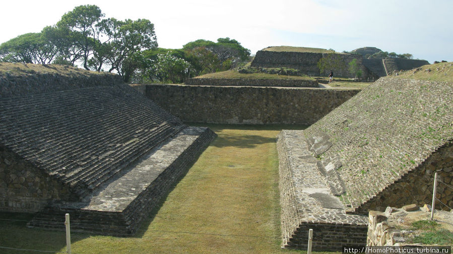 Монте-Альбан, поле для игры в мяч Оахака, Мексика