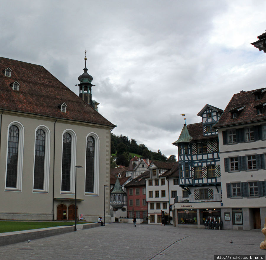 старый город (справа) примыкает к кафедральному собору Санкт-Галлен, Швейцария