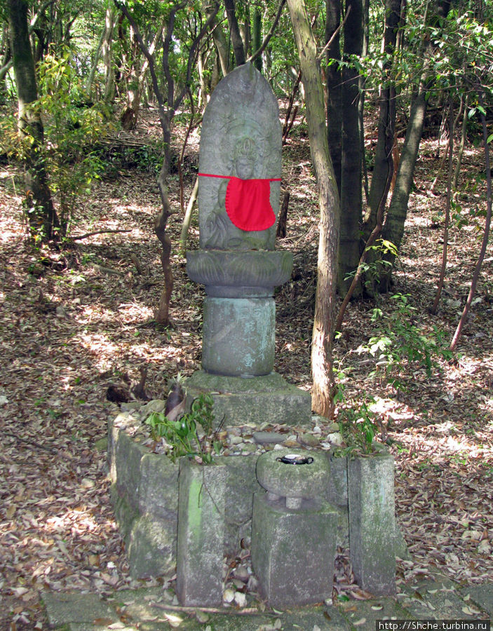 Вдоль дороги часто установлены будды Тадзими, Япония