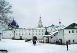 Вид на Кремль с земляного вала. На первом этаже Архиерейских палат расположен ресторан «Трапезная»