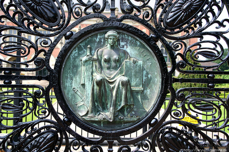 Медальон на воротах Дворца мира Гаага, Нидерланды