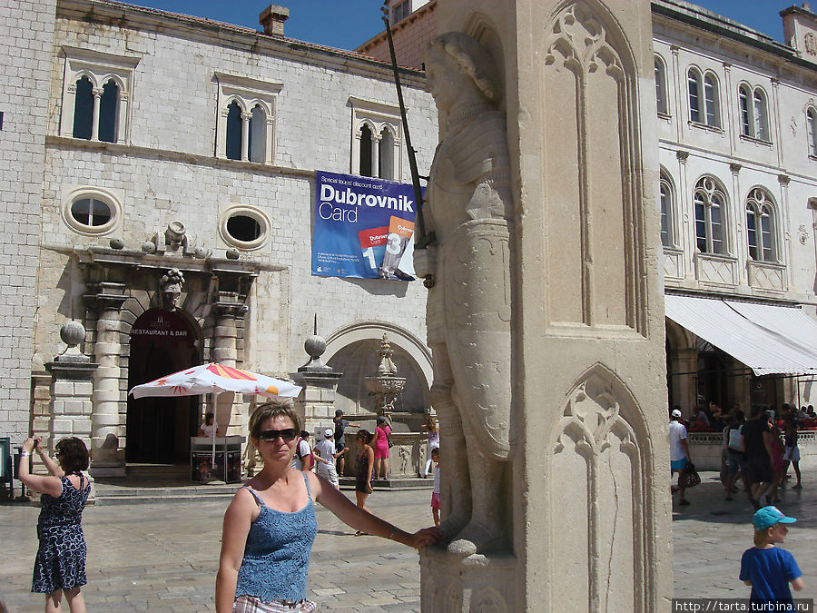 У колонны Орландо — покровителя торговли Дубровника и символа свободы и независимости города Дубровник, Хорватия