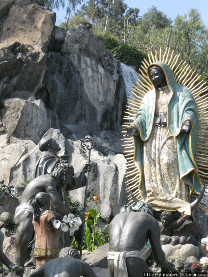А это водопад и очень интересная композиция скульптур. Местное население приходит поклониться Марии. Мехико, Мексика