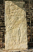 Стелла, на которой правитель Чан Муан II стоит над пленником