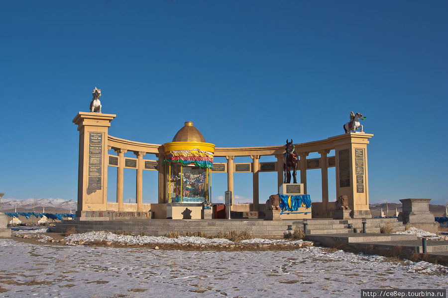 По середине стоит домик с неким божеством, сидящим за стеклом Увэр-Хангайский аймак, Монголия