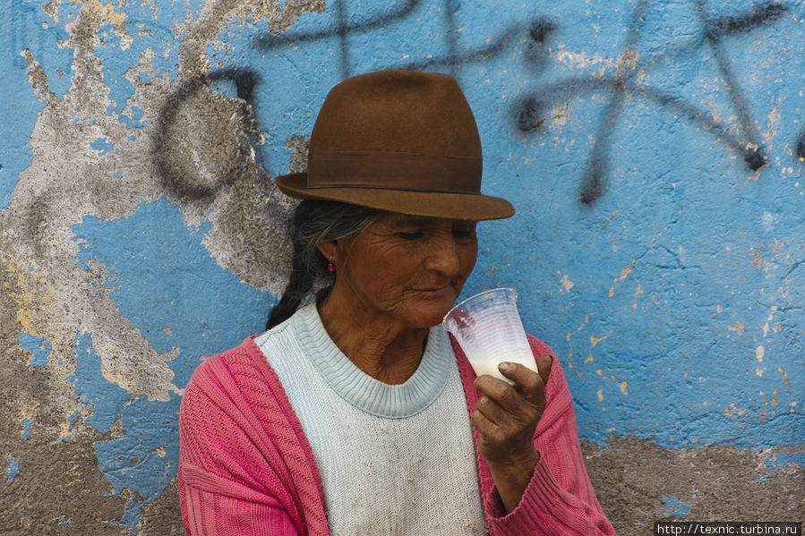 Бабуля попивает молочный коктейль, или что-то наподобии Сакисили, Эквадор