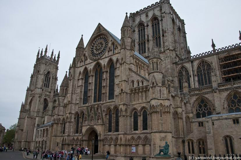 Строительство началось в 1220 году и продолжалось 250 лет. Йорк, Великобритания
