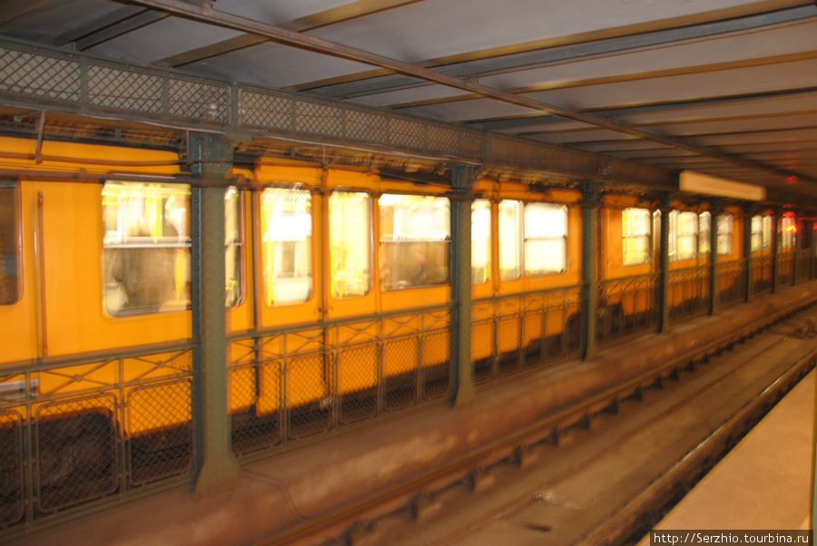 Жёлтая линия №1 и поезд на станции
