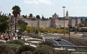 Конечная точка прогулки по улице Яффо — стены Старого Города