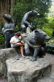 Страстная читательница на памятнике медведям