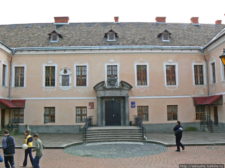 Дворец Ракоци. Это здании было построено в середине XVII века, как городская резиденция семьи Ракоци. Сегодня во дворце находится детская художественная школа. Мукачево, Украина