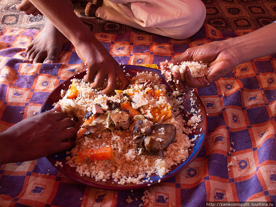 В Западной Африке принято есть руками. Уадан Мавритания