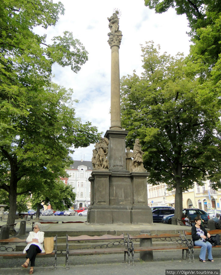 Посреди площади стоит столб иного рода — колонна. Как правило, в средние века такая колонна именовалась чумной Литомержице, Чехия