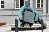 Забавная скульптура около Высшего административного суда в Брно