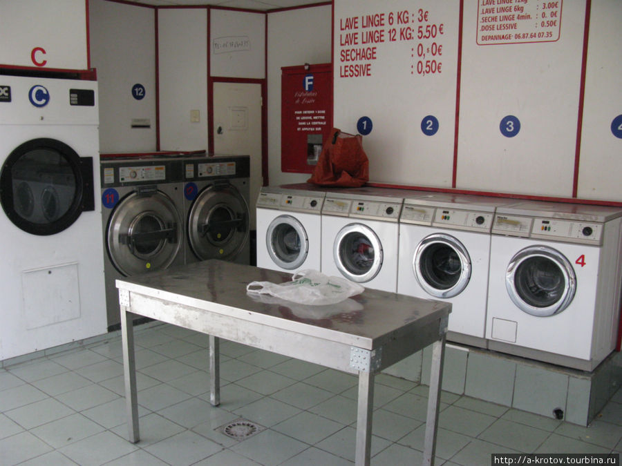 стиральные машины есть иногда среди домов — зашёл, заплатил, постирал, посушил, унёс Париж, Франция