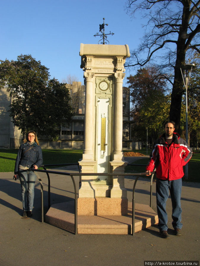 Большой настоящий барометр.
Слева-справа — Настя и Даниеле. Для масштаба Лугано, Швейцария