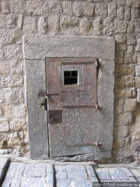 Очень неприветливая дверь Неаполь, Италия