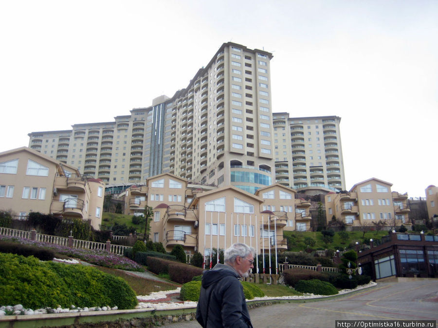 Это самая нижняя точка, до которой мы спустились. До подножия холма было ещё далеко. Но мы стали возвращаться, продолжая путь по спирали. Это самая нижняя точка, до которой мы спустились. До подножия холма было ещё далеко. Но мы стали возвращаться, продолжая путь по спирали.