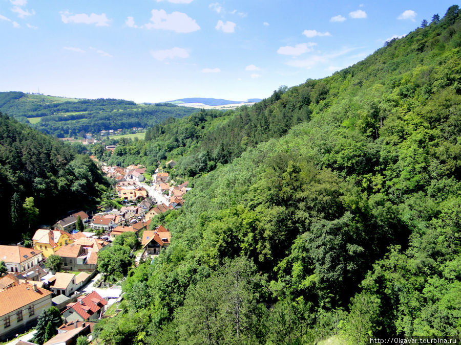 Весь городок уместился на одной улице, растянувшейся под горою Карлштейн, Чехия