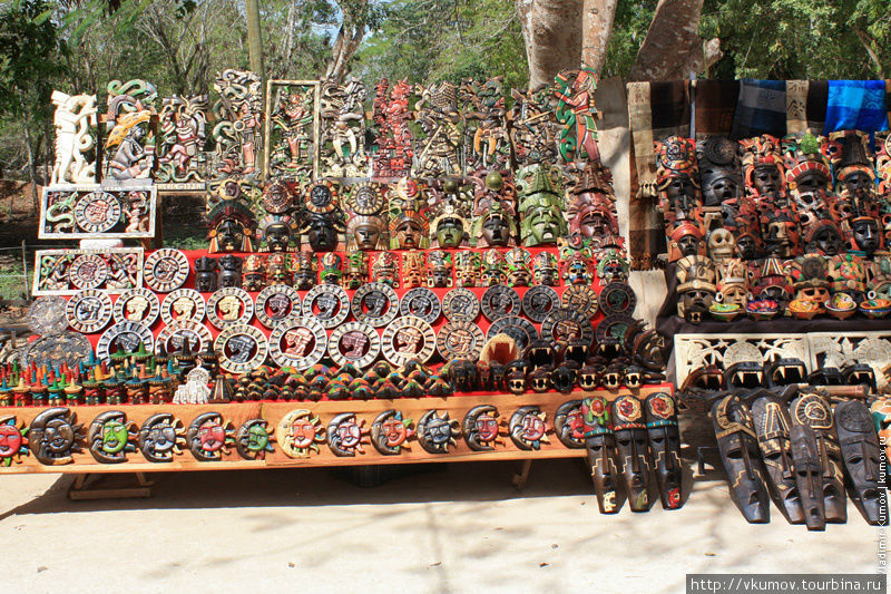 На территории комплекса очень много народных умельцев. Чичен-Ица город майя, Мексика